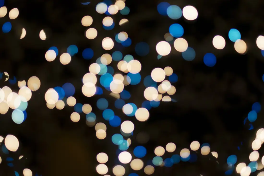 Luzes desfocadas de vida noturna à noite (bokeh)