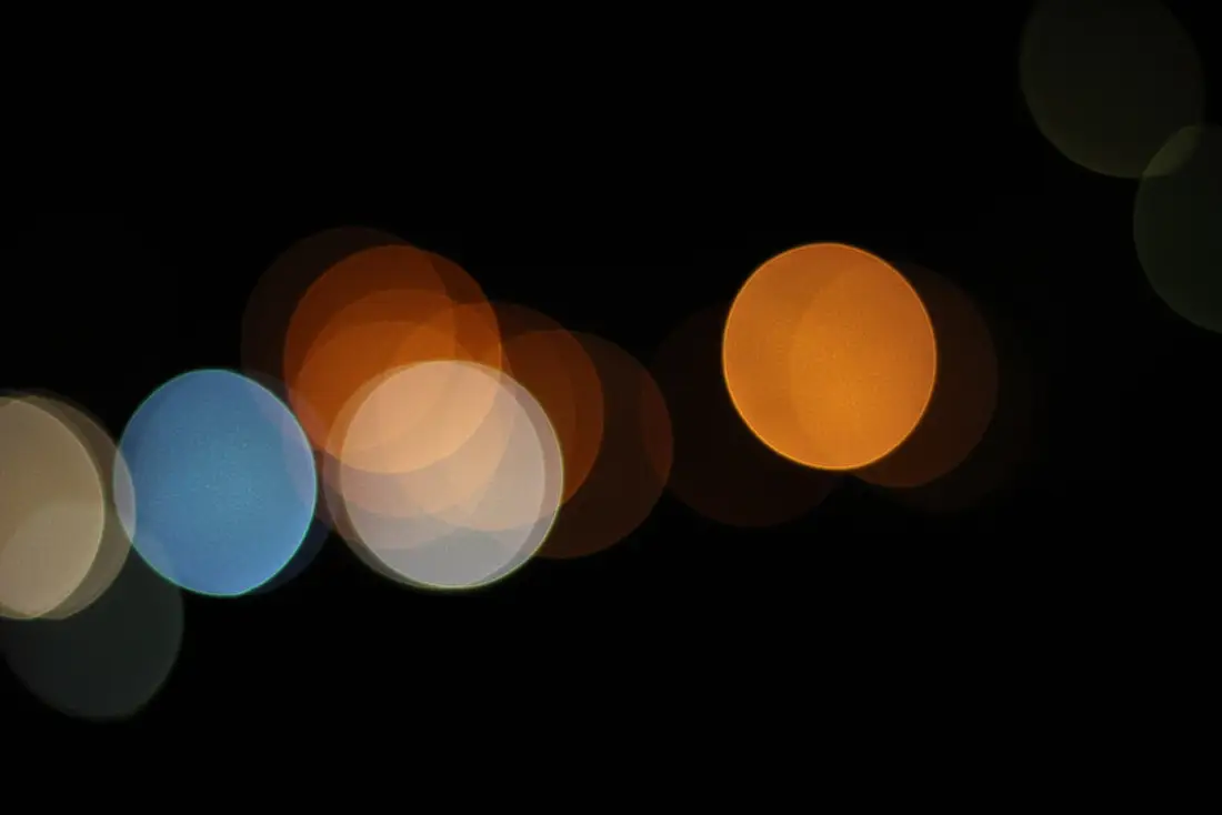 Bokeh de luzes coloridas de casino à noite